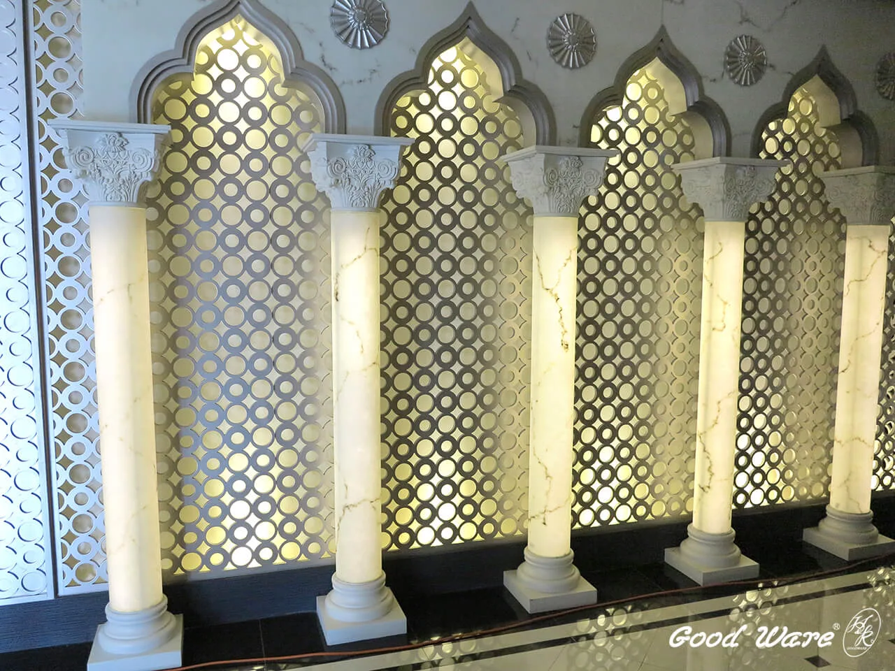 室內延續室外羅馬排柱之風格，訂製以透光石為柱身的羅馬柱，與燈光結合可加強室內光源