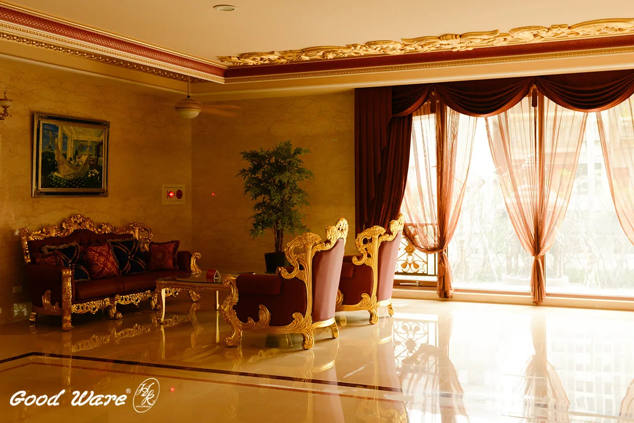 交誼廳採懸浮吊頂，外邊緣以雕花平面線板、內側則以雕花角線板包覆裝飾，吊頂面運用大型飾花與凹頂燈座，當夕陽西下、刷金的裝飾建材與鵝黃的地磚、壁面相互照映，彷彿置身於法國高級餐廳悠閒喝下午茶