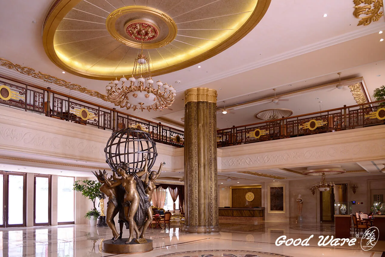 大廳天花板設計以大型飾花、刷金圓弧外框層層相內堆疊，在吊燈前的天花牆面刻意以仿穹頂方式呈現，在視覺上使空間看起來更加寬闊，也增添氣勢、莊嚴之氛圍