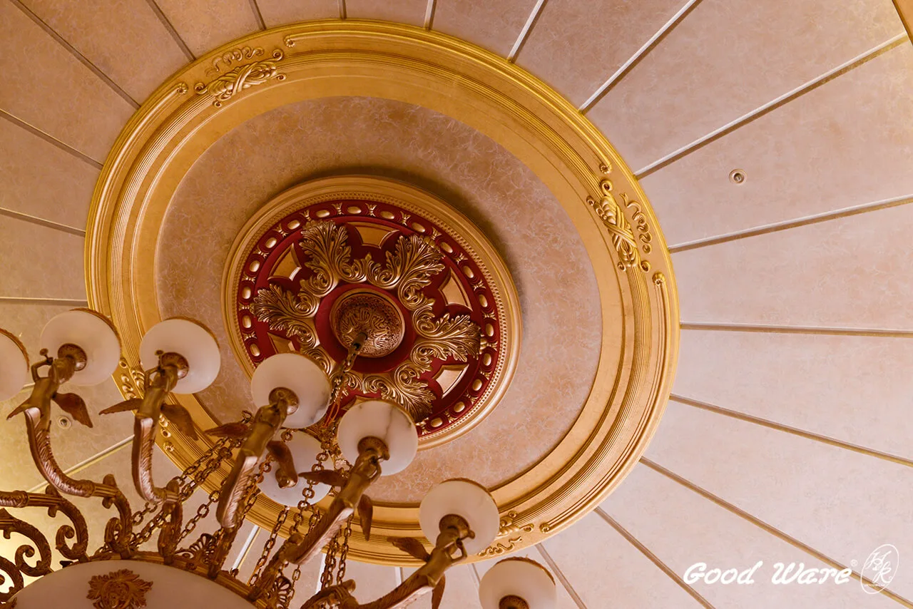 大廳天花板設計以大型飾花、刷金圓弧外框層層相內堆疊，在吊燈前的天花牆面刻意以仿穹頂方式呈現，在視覺上使空間看起來更加寬闊，也增添氣勢、莊嚴之氛圍