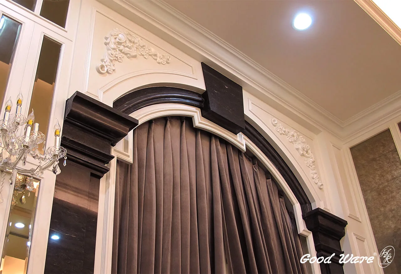 巴洛克風格客廳落地窗櫺運用飾花、雕花線板、象鼻及壁飾板為原來的空白刻畫出線條造型