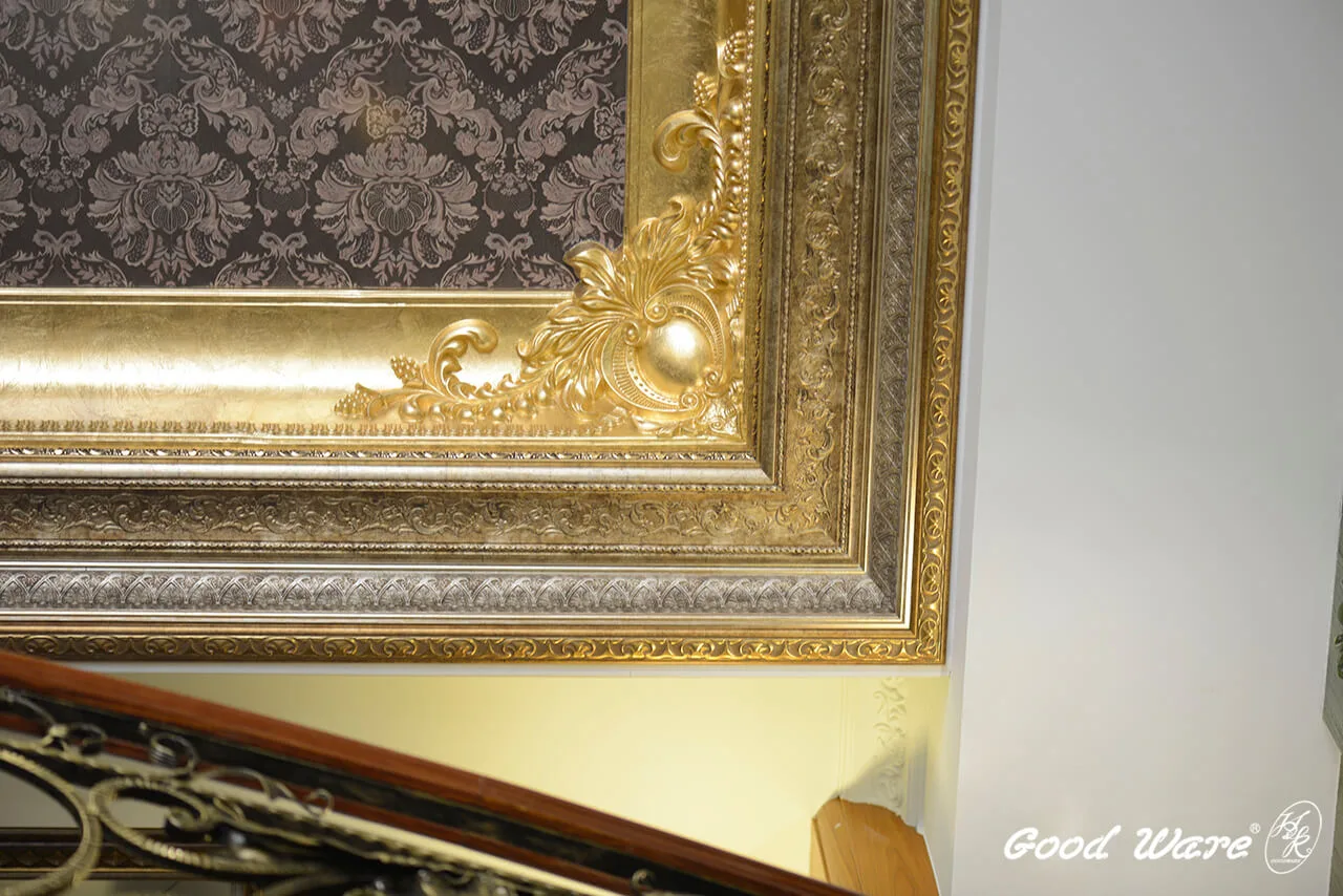 天花板使用古藝線板、雕花線板層層堆疊牆角