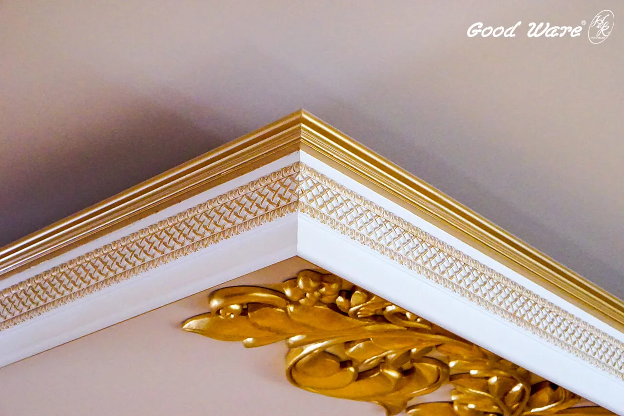 交誼廳採懸浮吊頂，外邊緣以雕花平面線板、內側則以雕花角線板包覆裝飾