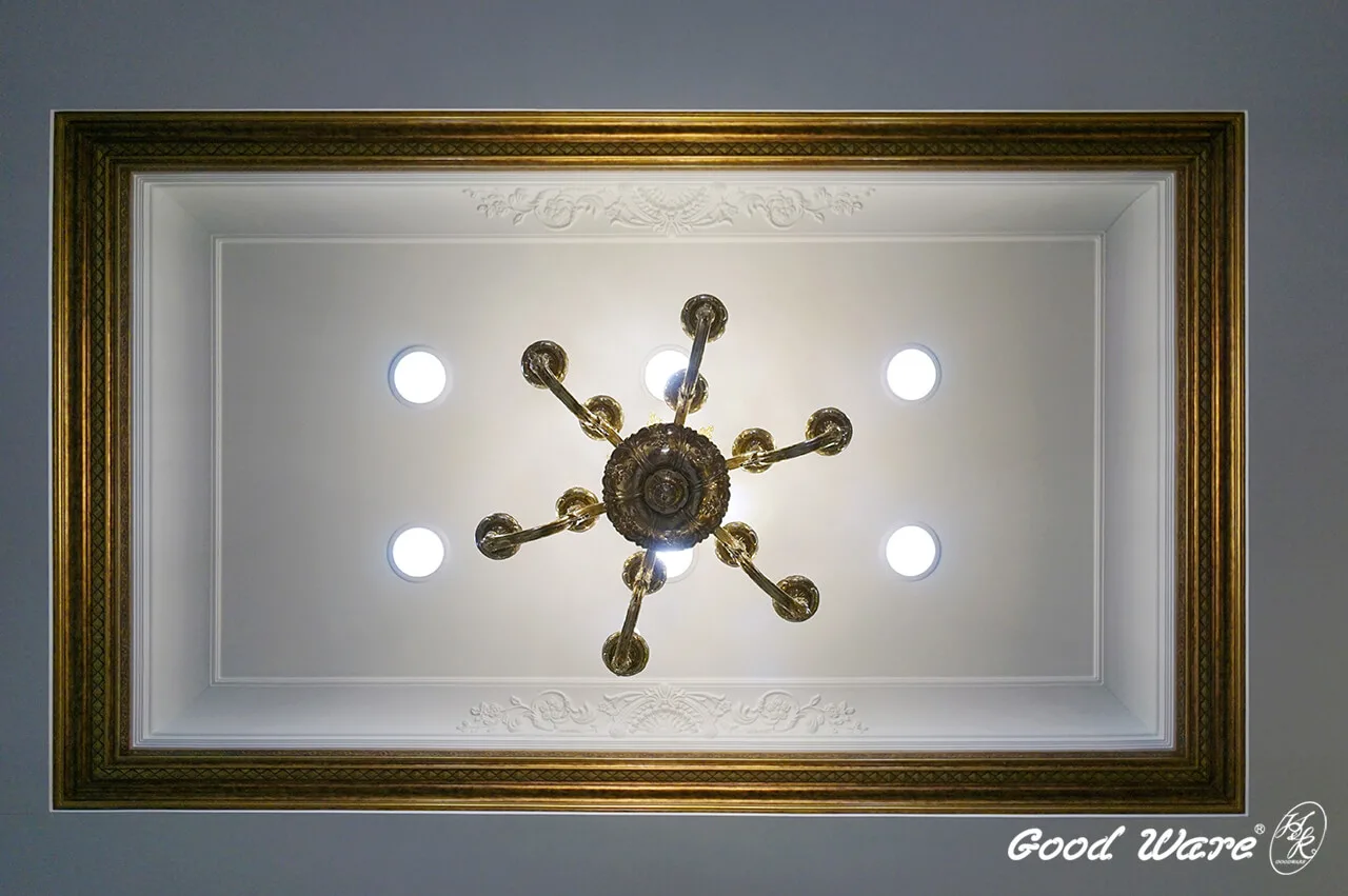 天花板運用古藝線板搭配雕花接角線板