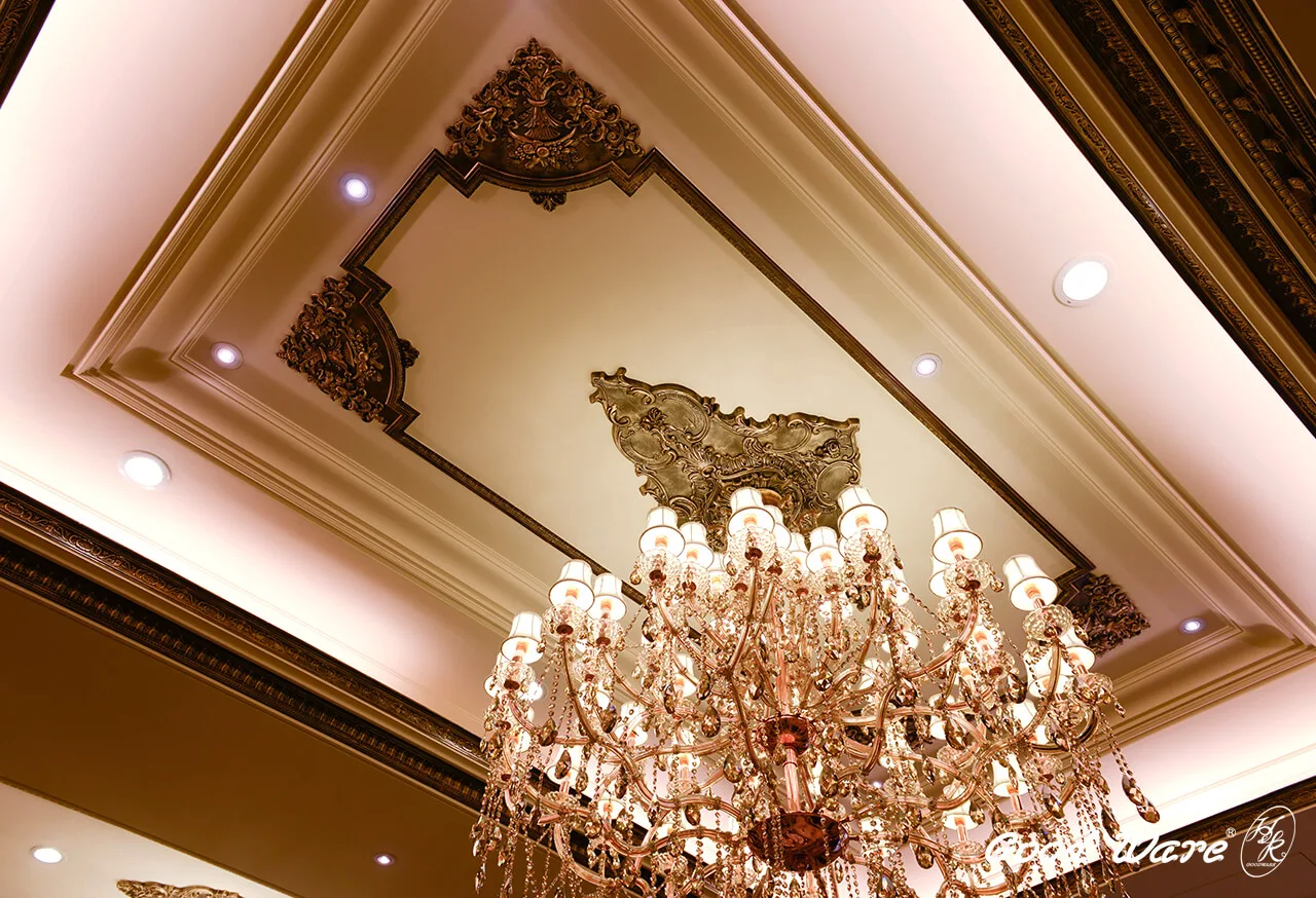 巴洛克風格客廳，天花吊頂運用平面燈座搭配華麗的彎角，安上奪目絢爛的水晶吊燈，映照燈座、雕花紋路的立體起伏