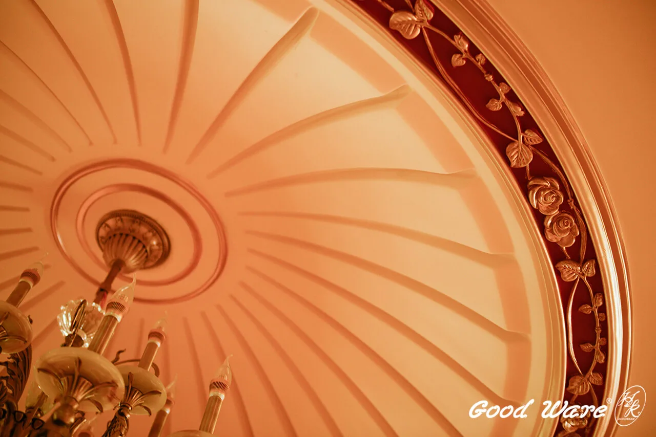 交誼廳採懸浮吊頂，吊頂面運用大型飾花與凹頂燈座裝飾