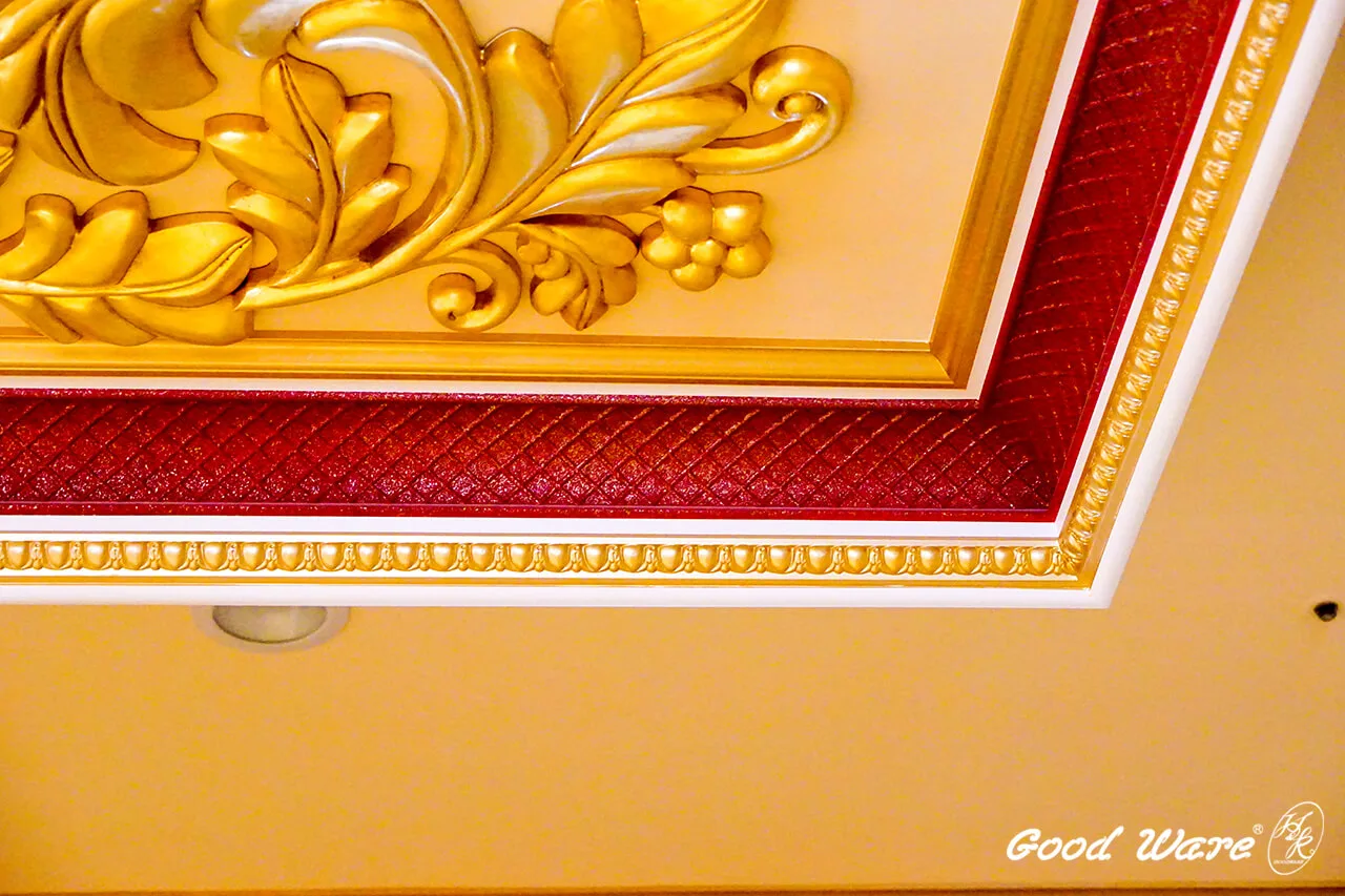 交誼廳採懸浮吊頂，外邊緣以雕花平面線板、內側則以雕花角線板包覆裝飾