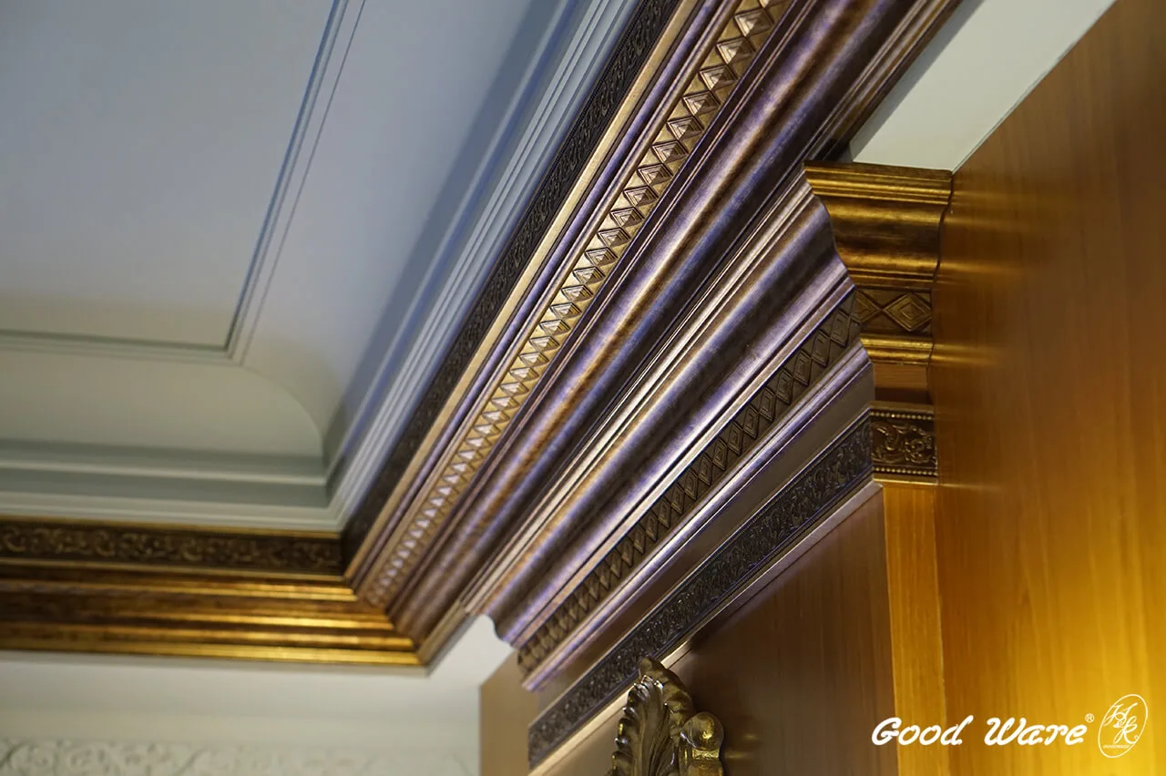 髮廊牆角雕花線板堆疊，盡顯田園復古法式風格