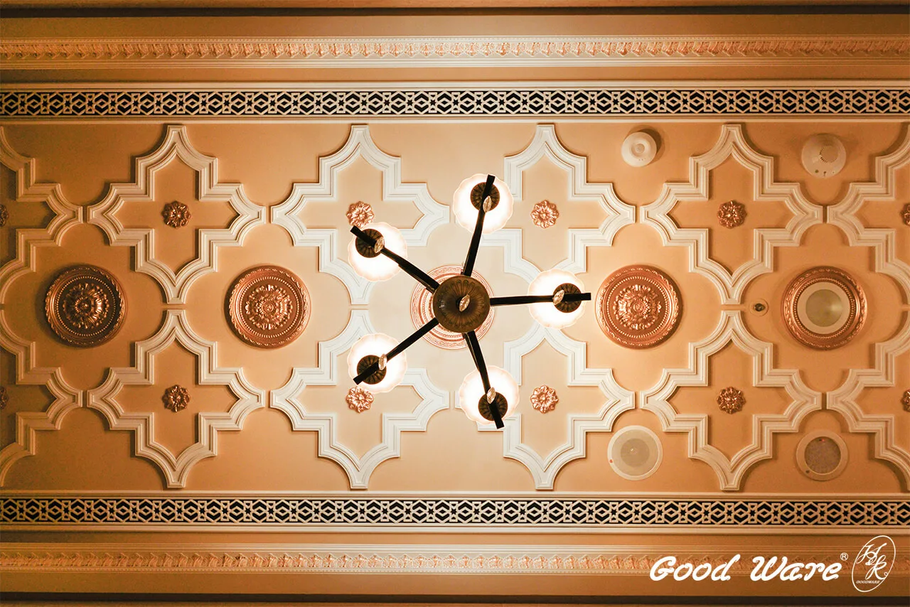 大廳兩側廊道的頂部空間，以四方連續的圖案，組合平面燈座、飾花及彎角造型