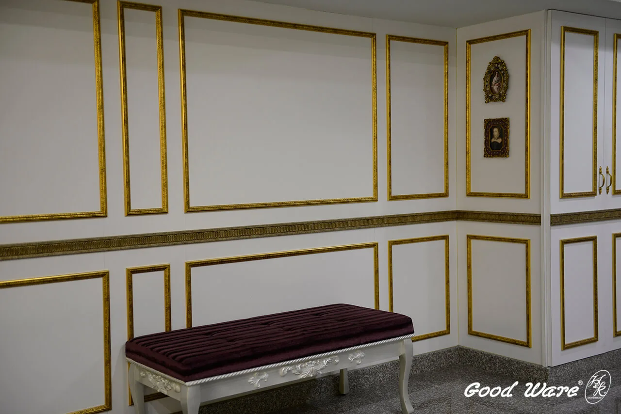 金色漆料雕花平面線板於牆面做格線