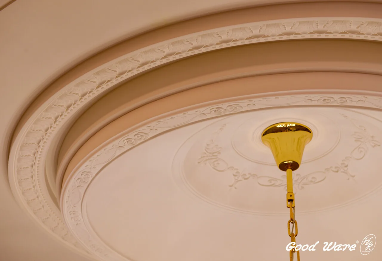 凹頂燈座搭配圓弧外框近照