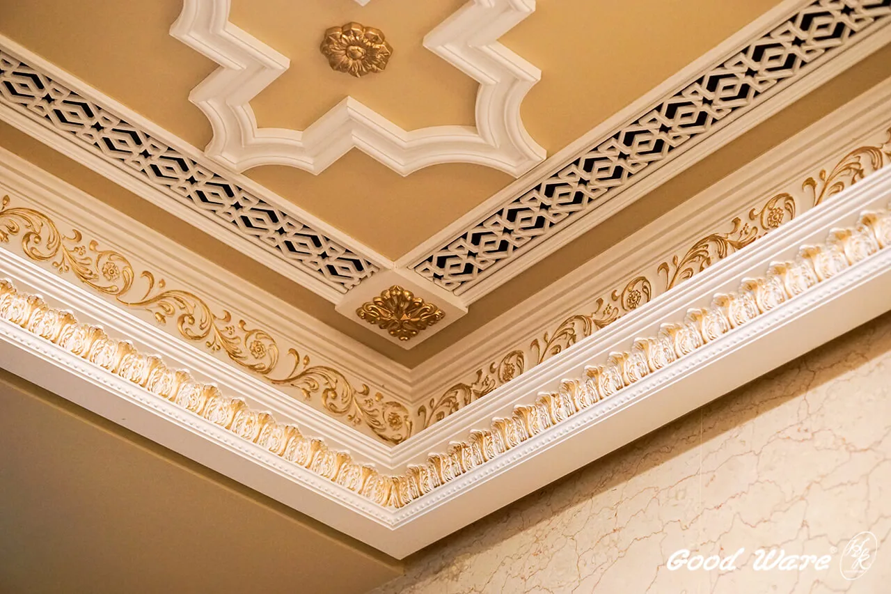 大廳兩側廊道的頂部空間，以四方連續的圖案，組合平面燈座、飾花及彎角造型，邊緣以鏤空線板連接描金的雕花線板修飾牆角
