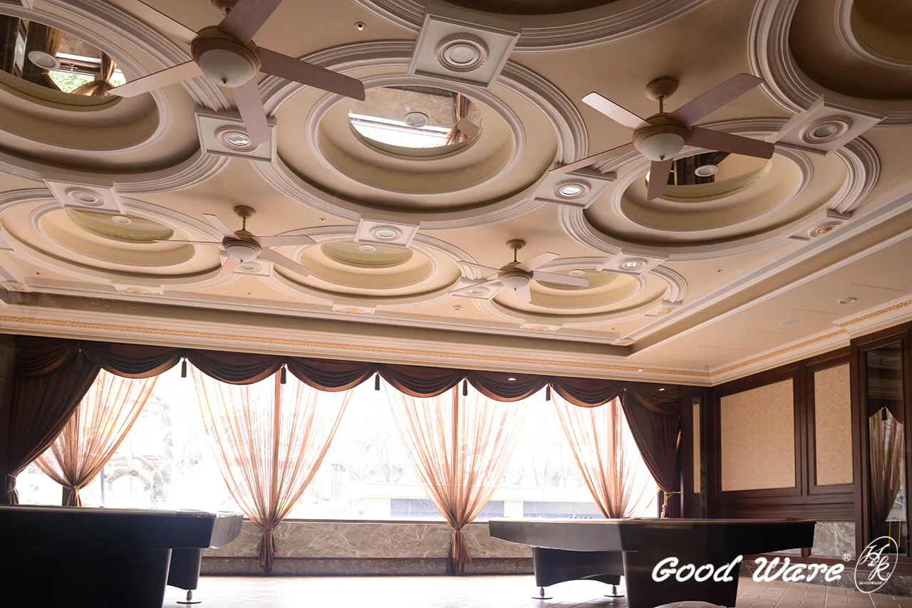 撞球間天花板以圓的造型為主軸，外圓彼此相切，圓與圓間形成的空間安置著吊扇，圓內則重疊兩層同心圓，每個圓使用圓弧外框的裝飾線條妝點，最內層的圓還裝上鏡子，延伸了空間的高度