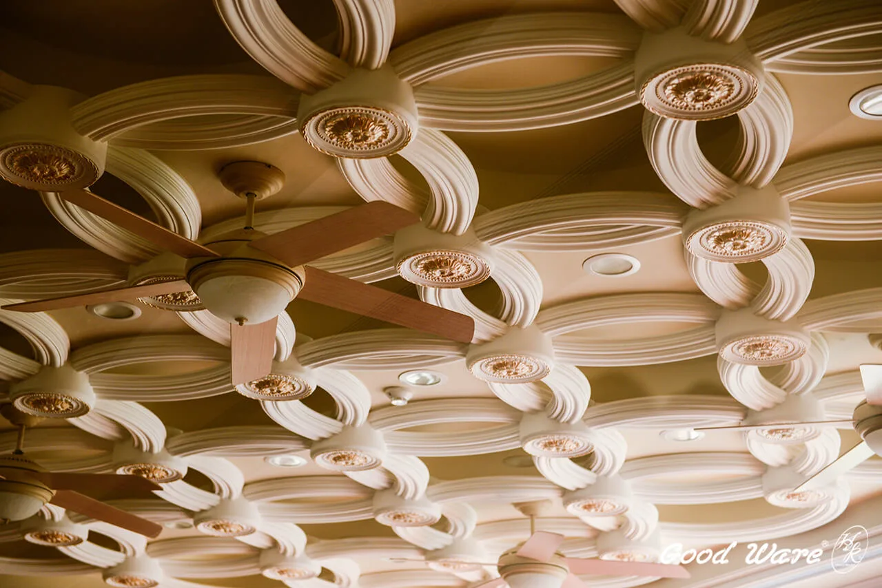 桌球間天花板設計以四分之一圓弧外框交疊出的形狀如繁花朵朵綻放，相接之處以描金燈座呈現棋盤式的點綴，完美藏匿接合處，展現流暢的線條美感