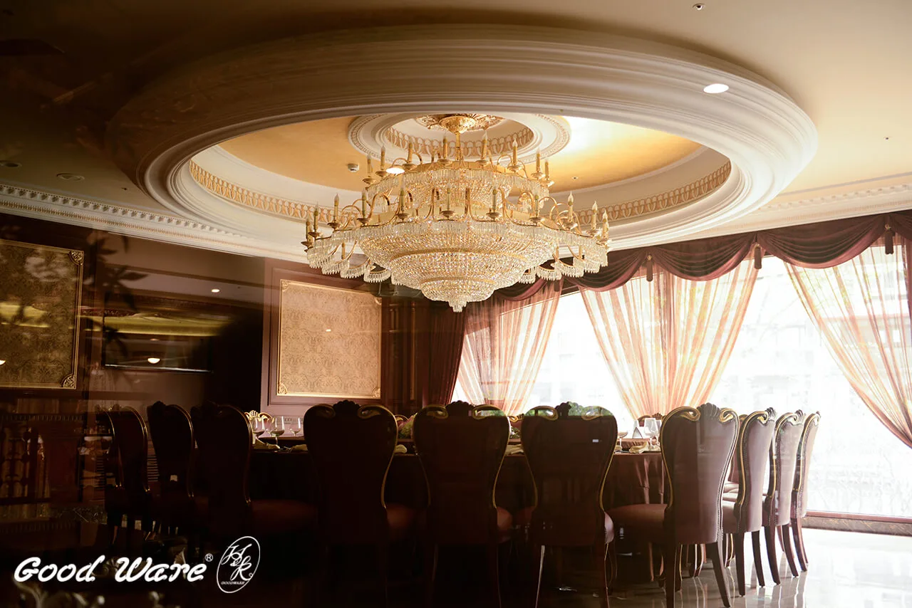 角線板與圓弧外框層層堆疊出立體感，與吊燈相互輝映