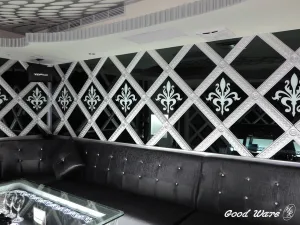 波點狀天花板搭配不規則形狀吊頂，牆面用雕花平面線板交錯裝飾