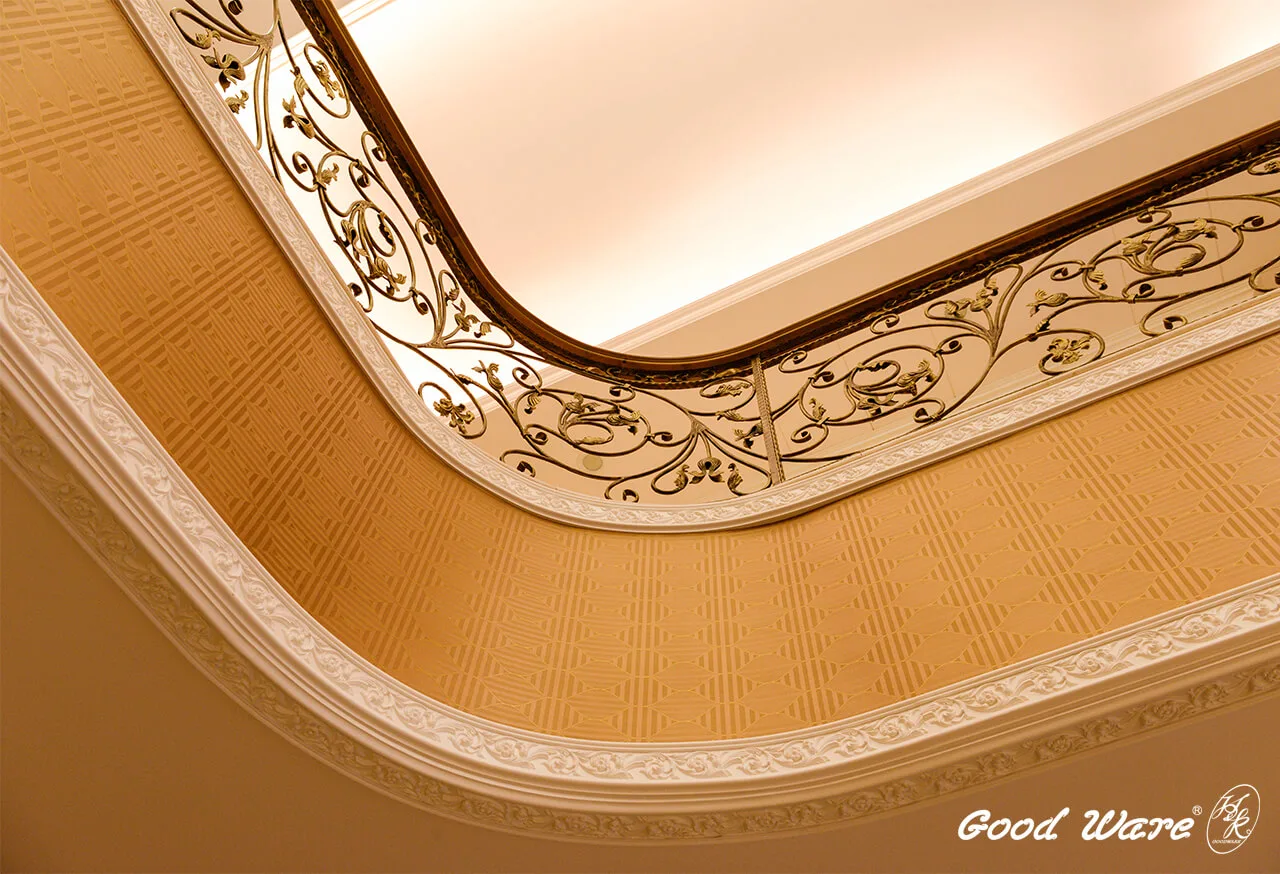 巴洛克風格住宅階梯至廊道邊緣以雕花線板圍繞，順著轉角做出彎弧效果