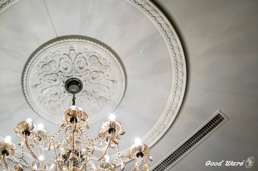 平面燈座與雕花圓弧外框線板的運用