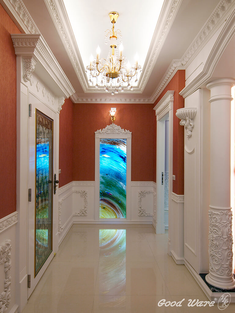 雕刻線板與天花板、門楣、門框、牆面腰線與飾花牆裙做整體搭配