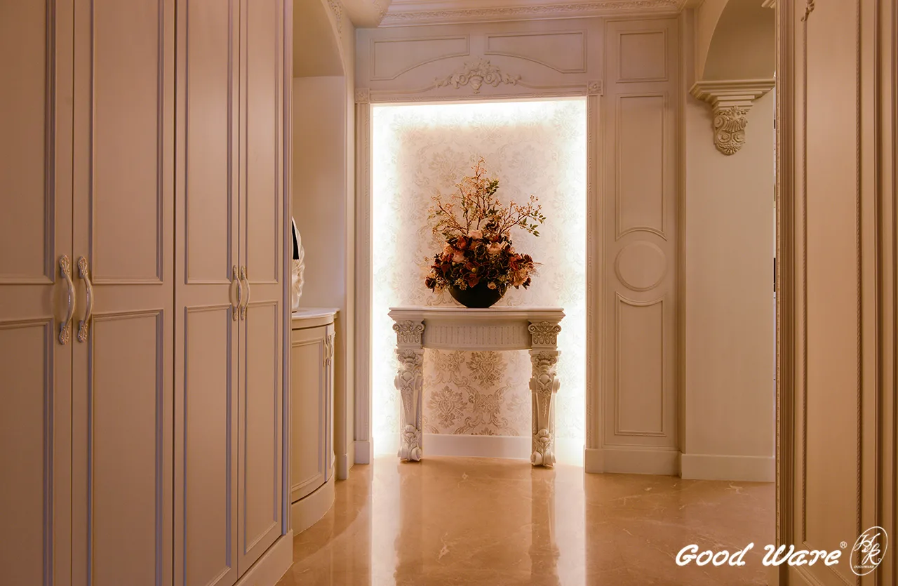 燈座蛋糕塔｜廊道運用大量歐式風格裝飾建材，凸顯空間典雅靜謐