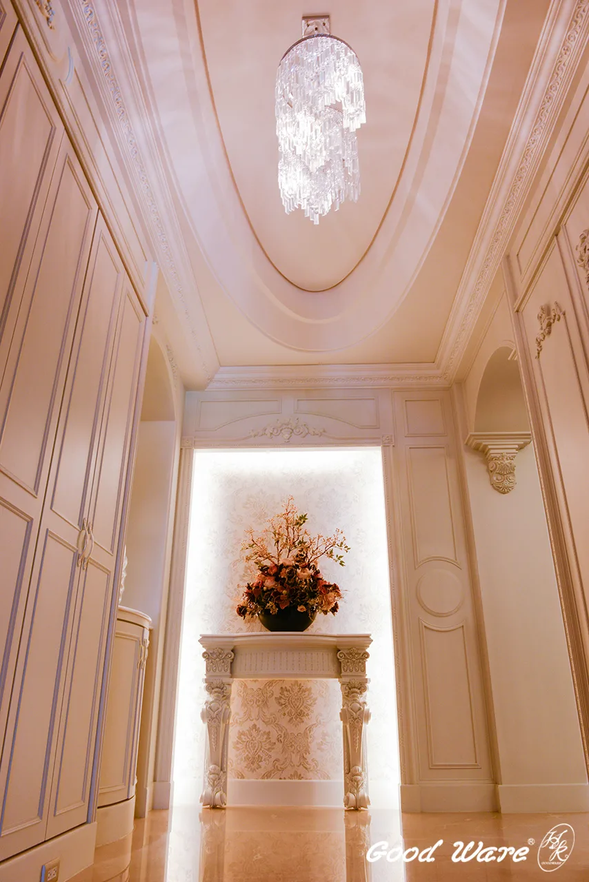 廊道一側牆面以壁飾／壁花與格線設計裝飾櫃體，打造收納空間外，也是平衡整體略為繁華的重要存在。