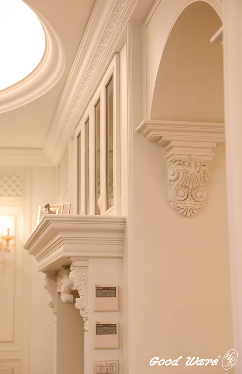 由廊道經過的拱門以簡單的象鼻／樑托裝飾，上方的堆疊裝飾與廳內天花角落的線板使用風格一致