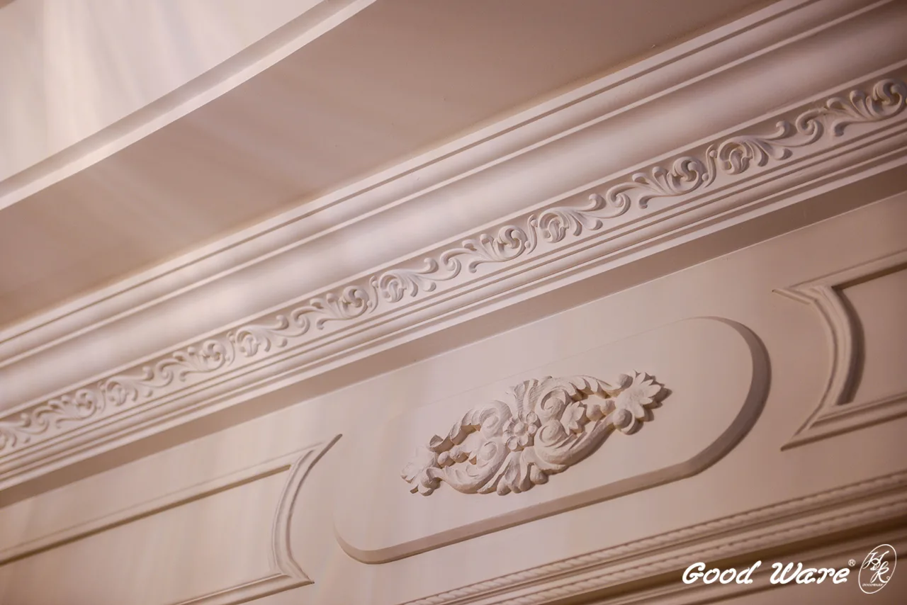 廊道以素面線板與雕花線板交錯運用，勾勒壁面起伏如浮雕，打造典雅氣質