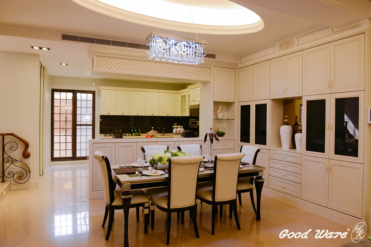 拱門後為開放式場域，以此為界線區分，一側為客廳、另一側為廚房與餐廳，而廚房與餐廳間則又以吧台劃分場域。