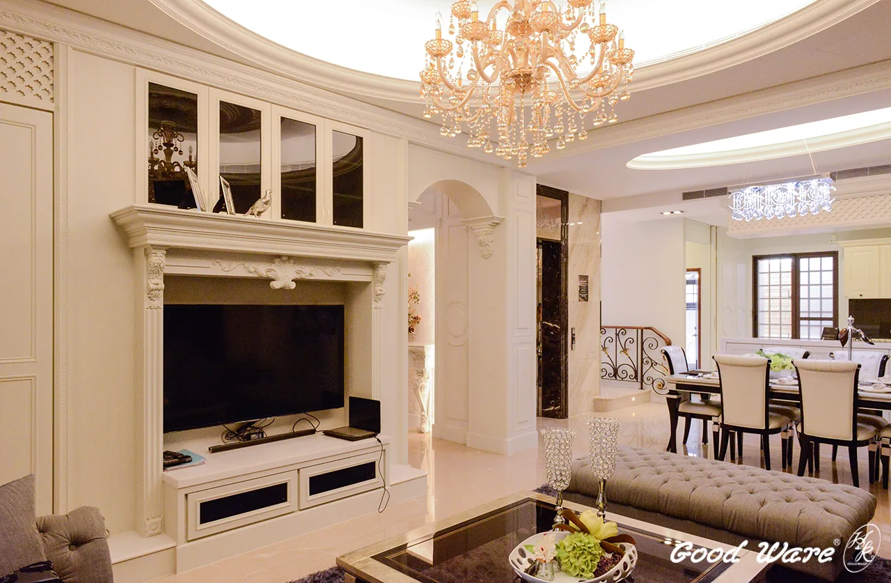 拱門後為開放式場域，以此為界線區分，一側為客廳、另一側為廚房與餐廳，而廚房與餐廳間則又以吧台劃分場域。