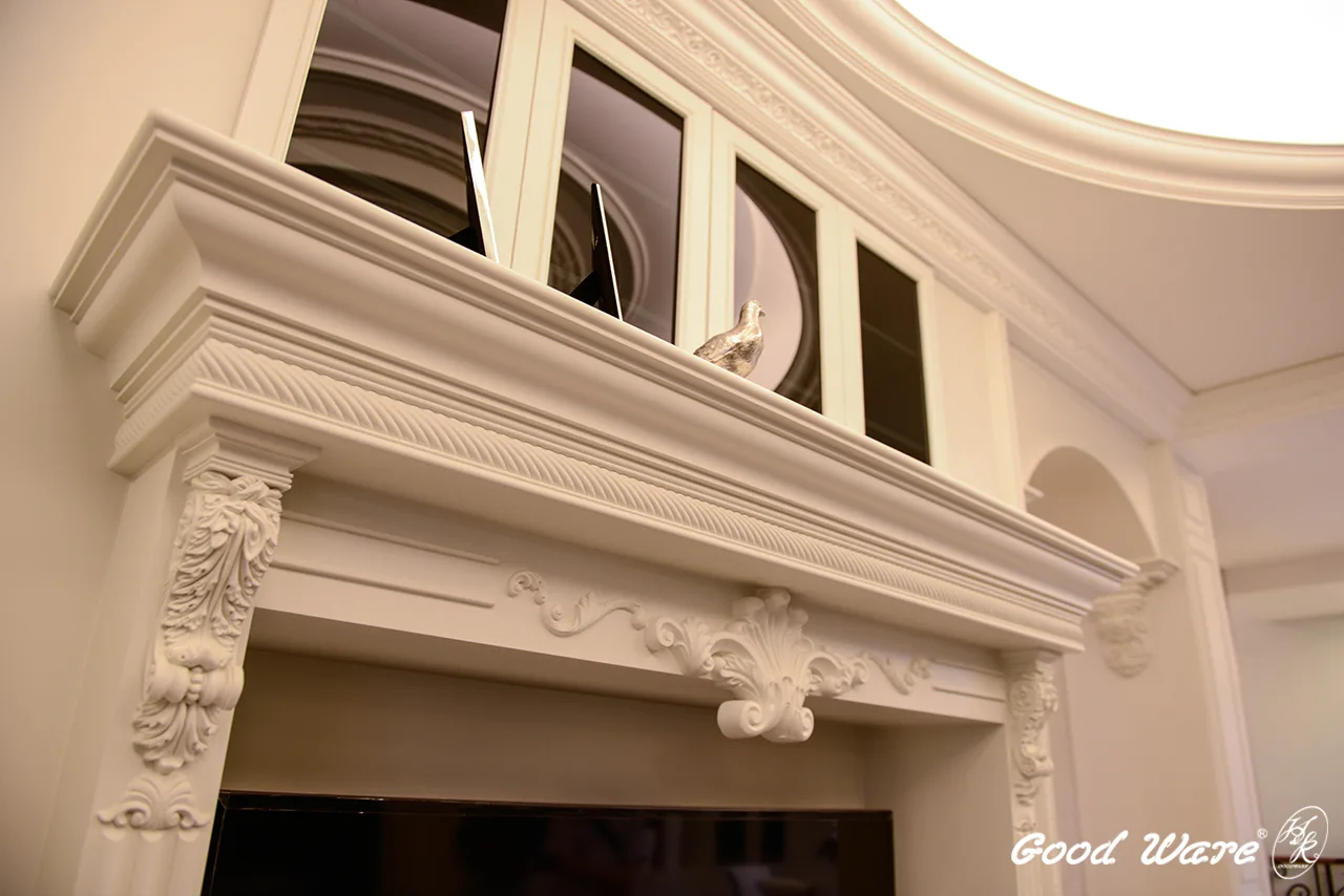 客廳電視牆面的壁爐裝飾以象鼻與線板結合壁飾／飾花結合而成，讓人看到不同於傳統壁爐組的全新模式。