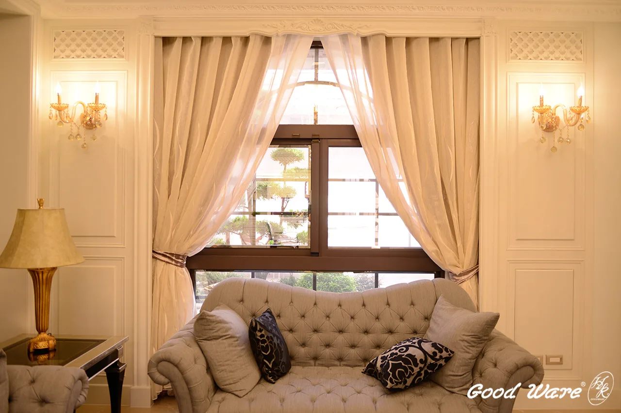 沙發牆一側則將門窗框融於窗簾盒設計，兩側牆面以線板、鏤空線板裝飾。