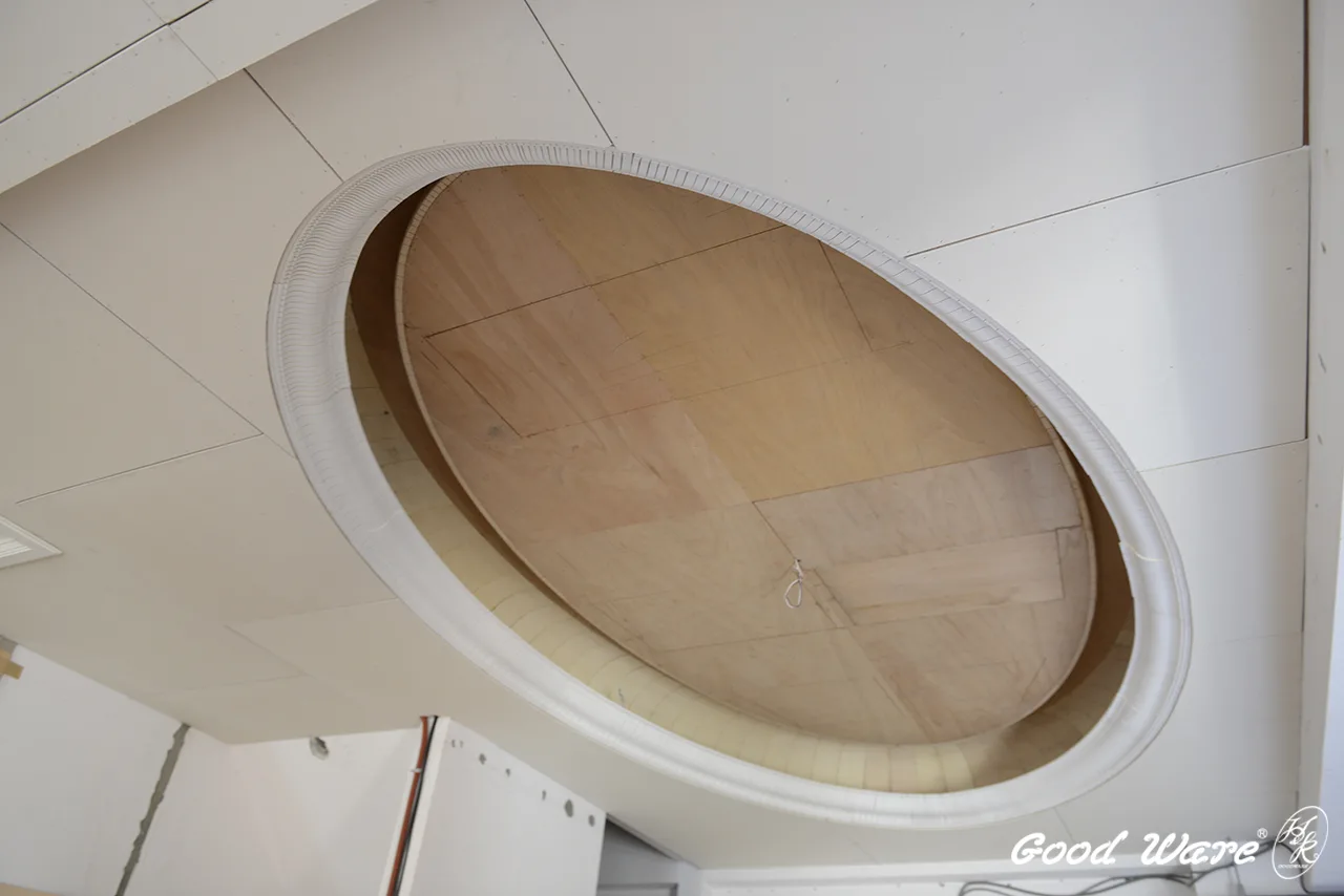 廊道天花板上的悠長橢圓形吊頂