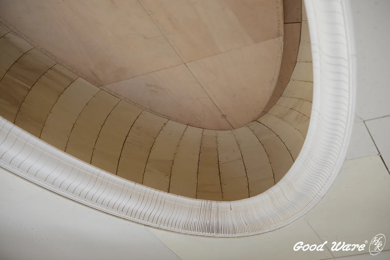 廊道天花板上的悠長橢圓形吊頂近照