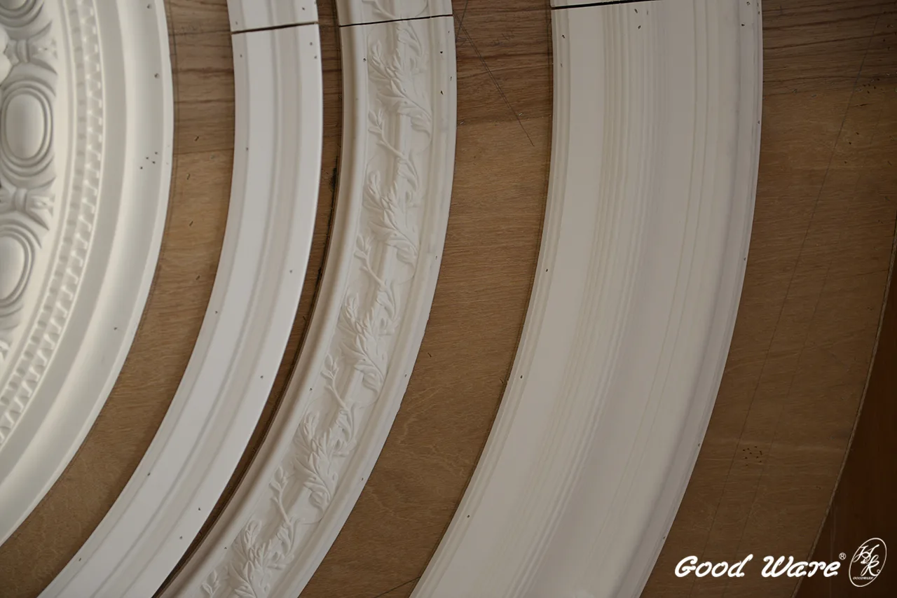 客廳天花板上的圓形吊頂近照