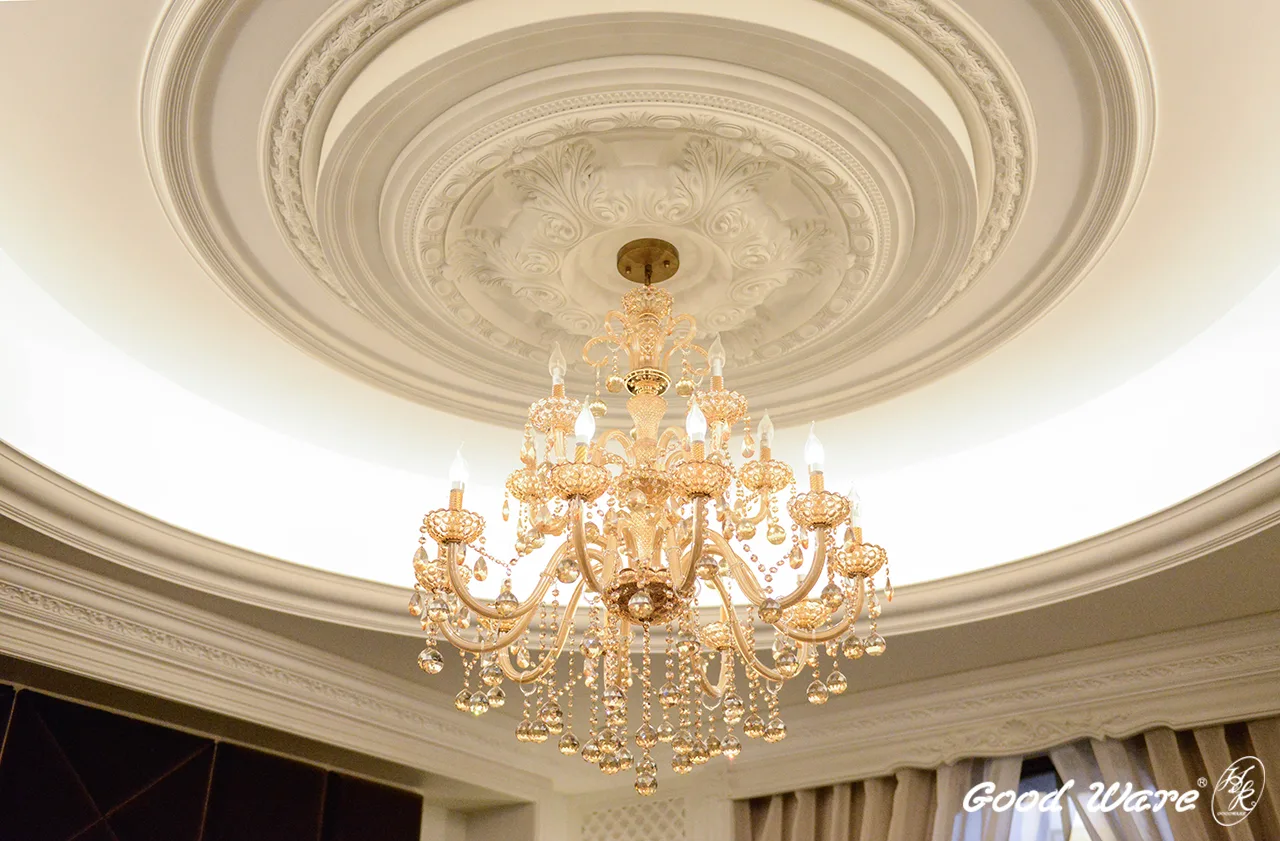 客廳天花板以平面燈座、圓弧外框、梳狀線板，一圈一圈、一層一層的堆砌，打造出類似多層蛋糕的造型