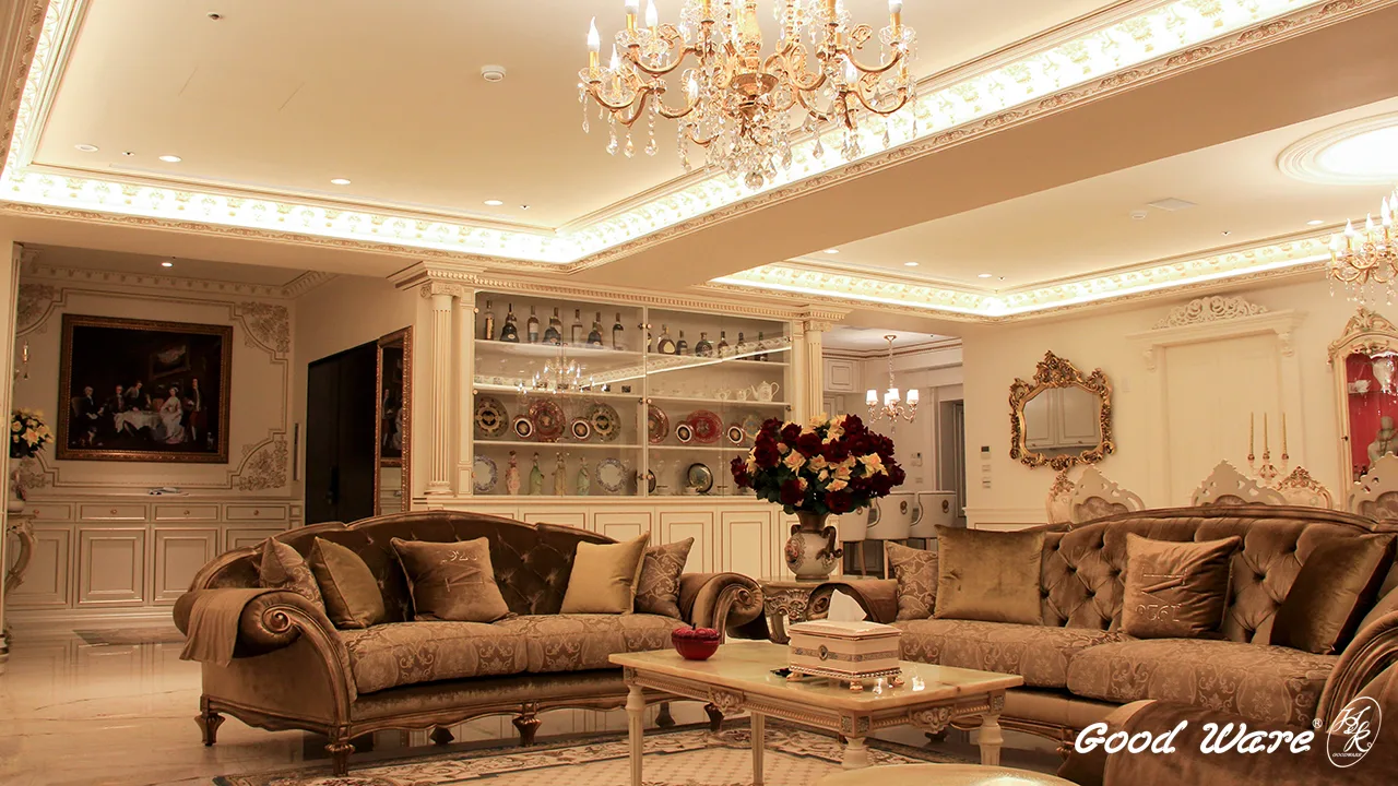 法式風格以雕花線板、立體羅馬柱、牆面框線及飾花為裝飾主軸，軟裝多以富曲線、精緻花邊、質感典雅的古典傢俱、裝飾為主。