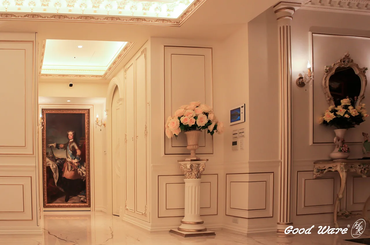 法式風格整體空間，牆面大面積留白＋描金裝飾