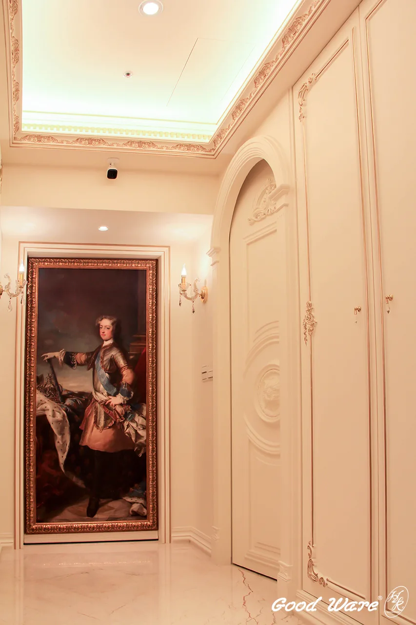 法式風格空間運用巨幅人像畫為洗手間隱藏門。