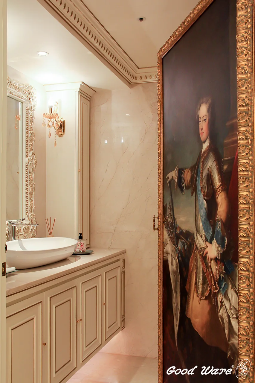 法式風格空間運用巨幅人像畫為洗手間隱藏門。