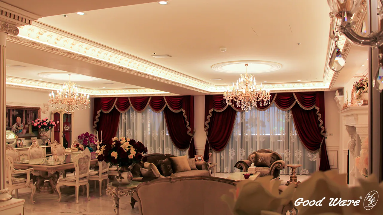 法式風格開放空間，飯廳結合客廳，以樑柱、羅馬柱為界線分隔。