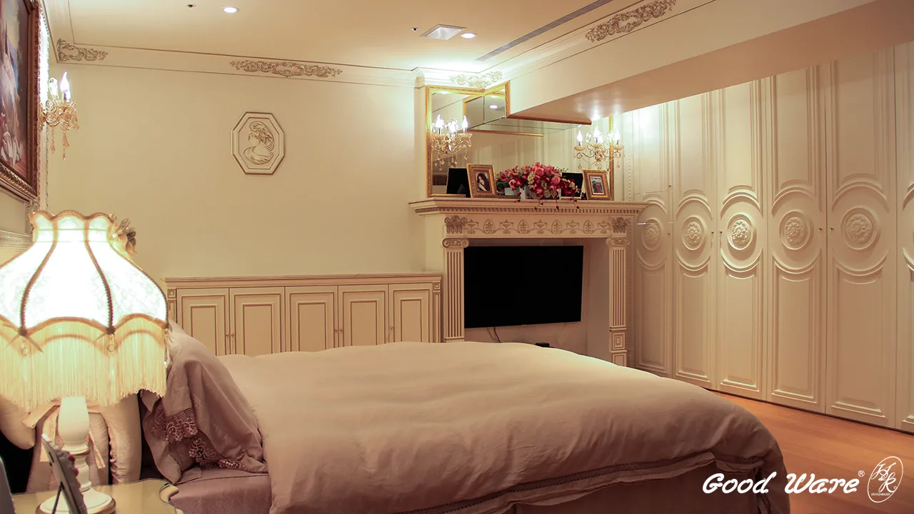 法式風格臥房運用壁爐裝飾電視牆面。