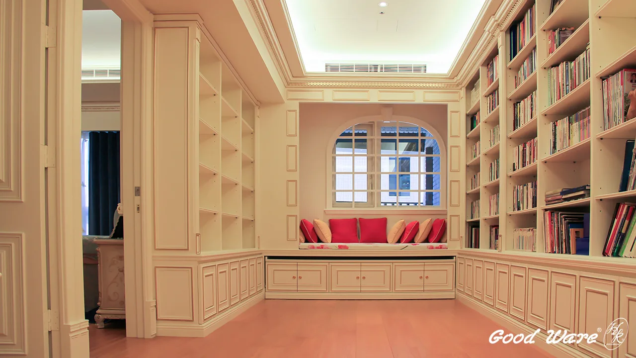 法式風格書房天花板，運用素面與雕花線板交互堆疊。