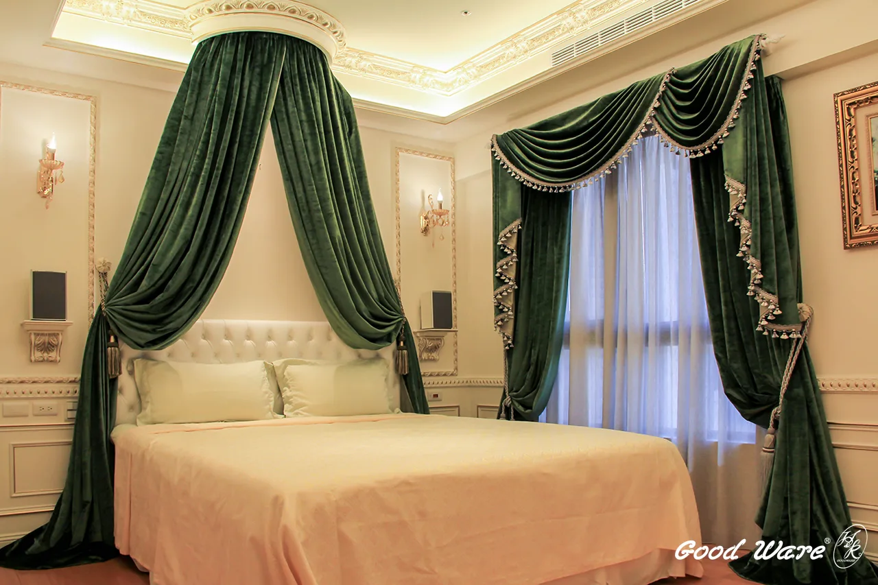 法式風格臥房以不同樣式雕花線板堆疊運用。