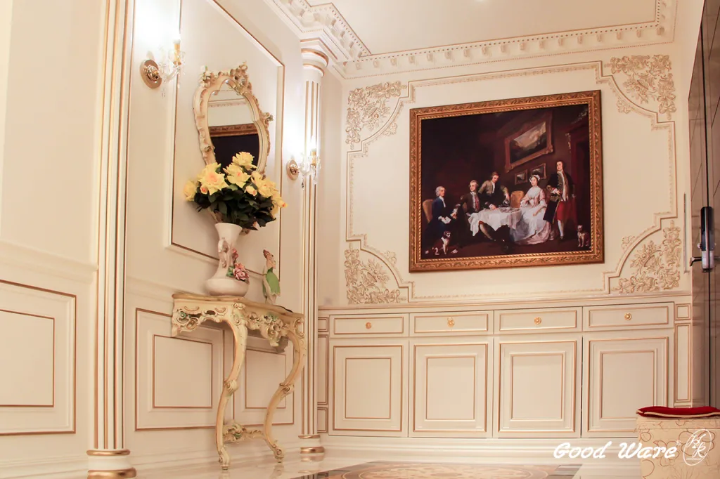 法式風格走廊運用飾花彎角凸顯空間層次