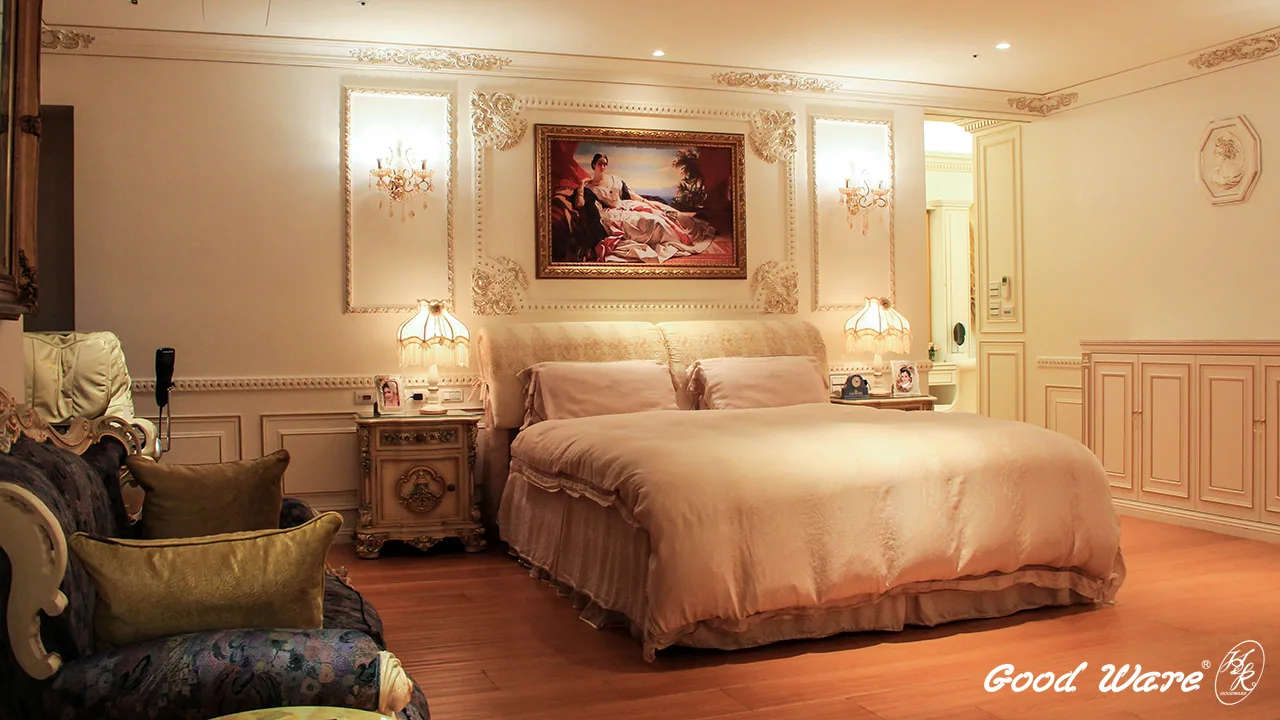 法式風格臥房整體以飾花、雕花線板與彎角凸顯空間層次