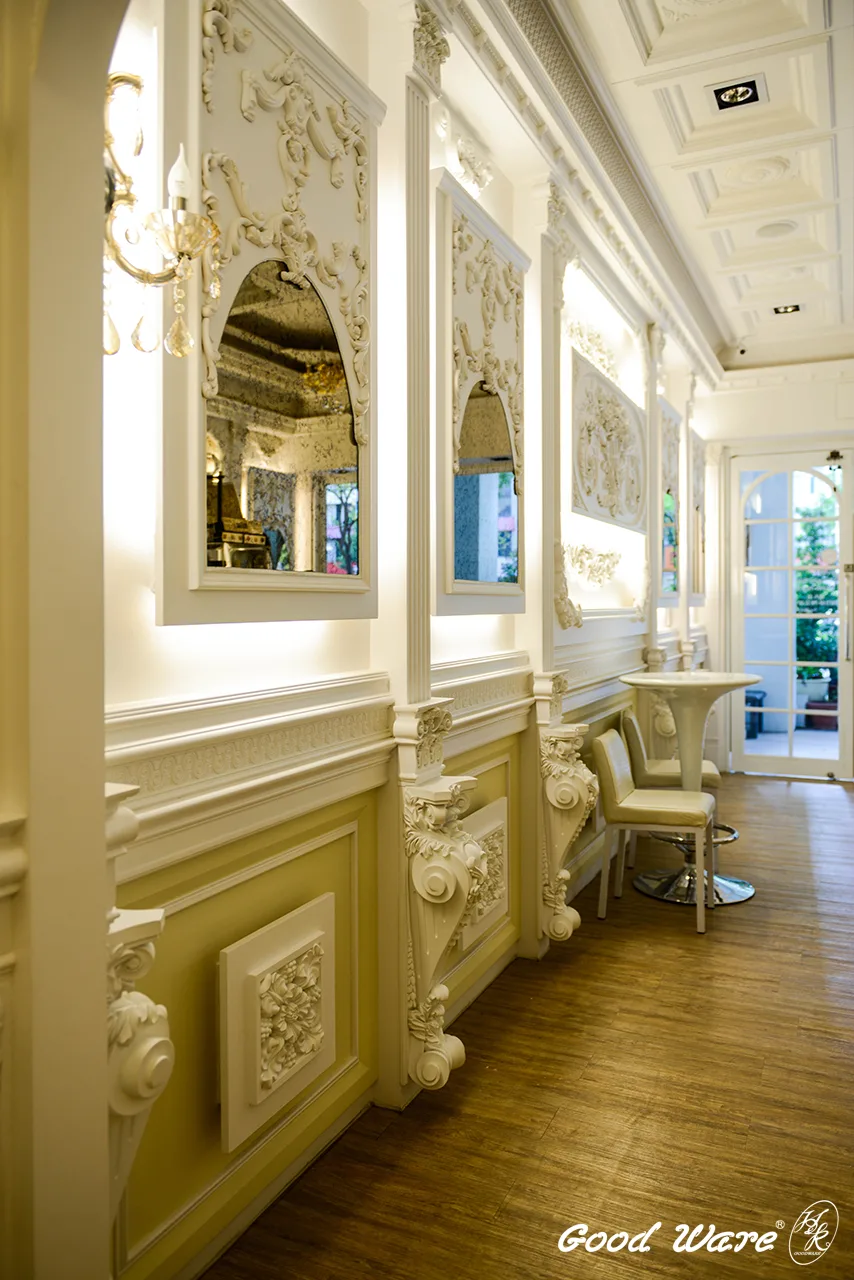 安吉利諾義式冰淇淋店壁面裝飾：飾花、壁爐柱、平面羅馬柱與浮雕壁飾