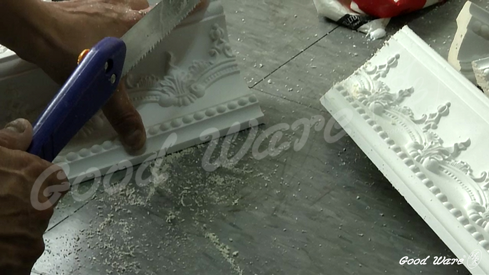 線板施工：以手鋸裁切，線板拿的角度請依刨邊角度站立裁切