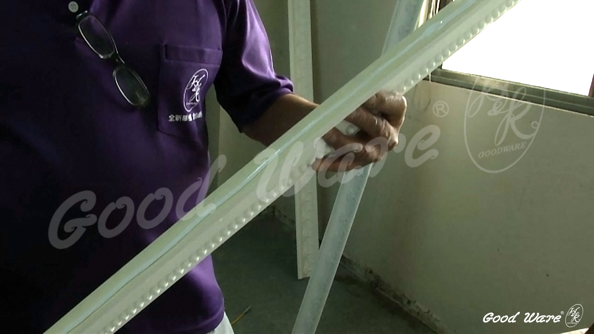 線板施工：線板安裝前，須於背面上下兩側及刨邊塗上白膠