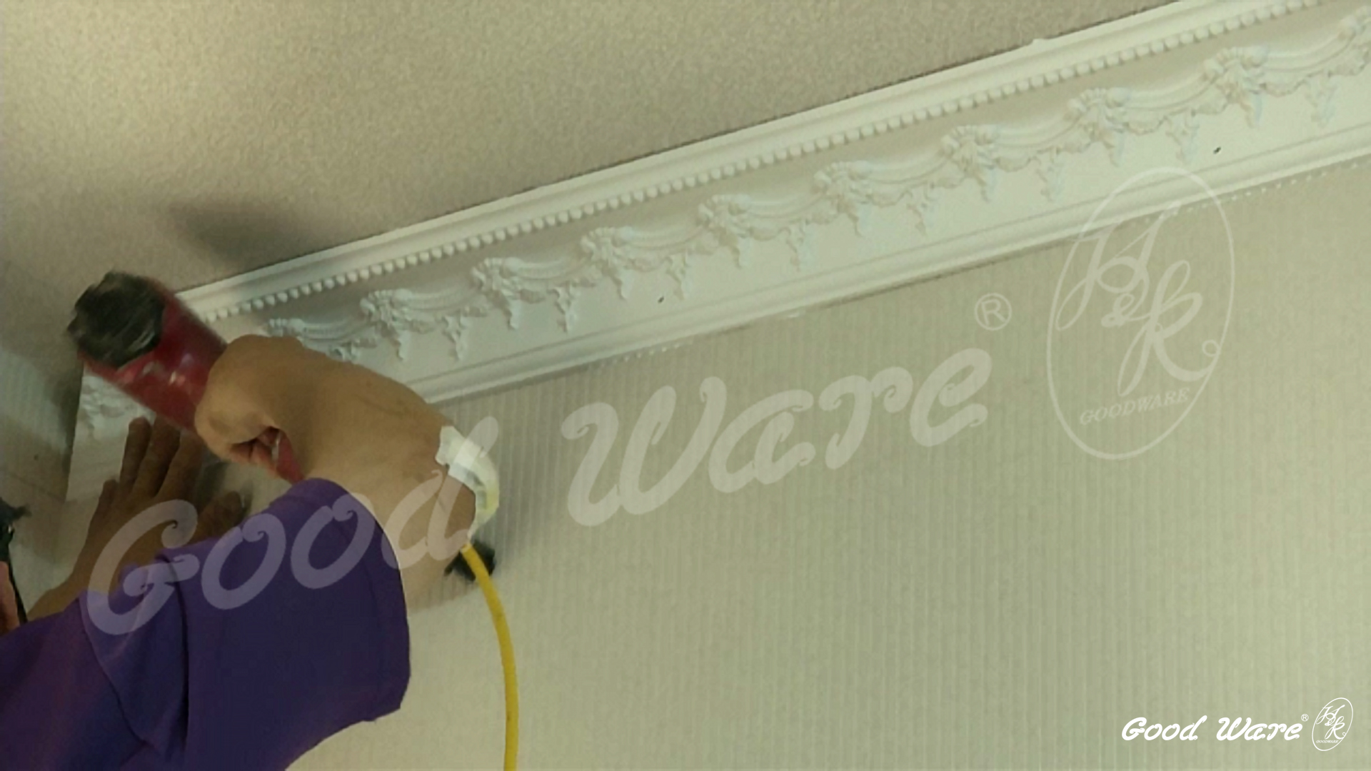 線板施工：對準記號後在黏貼位置進行打釘，可從線板中間先打兩三支固定，接著由銜接處往中間打釘