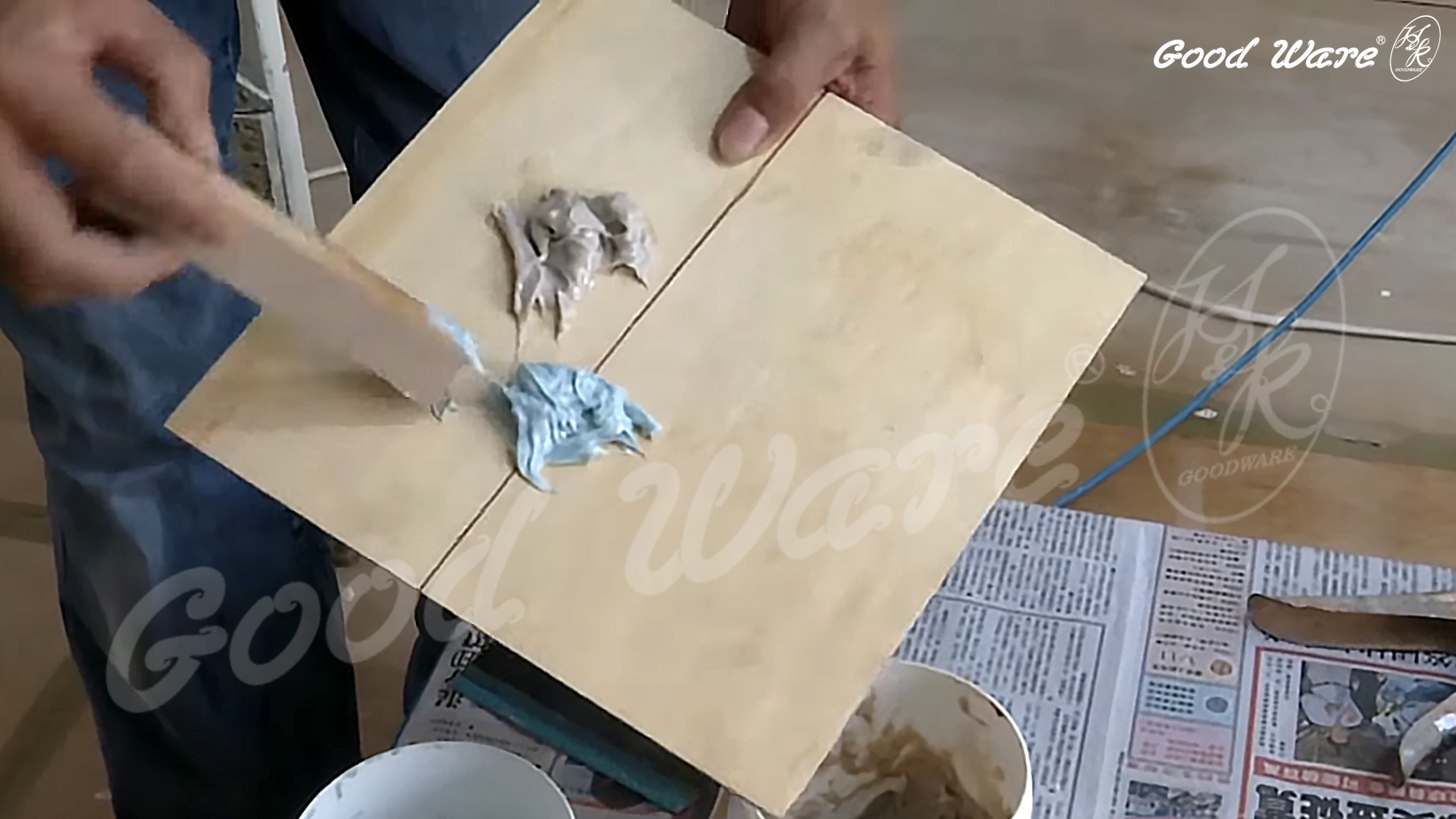 線板施工：線板與壁面間的空隙可以AB膠或矽利康填補